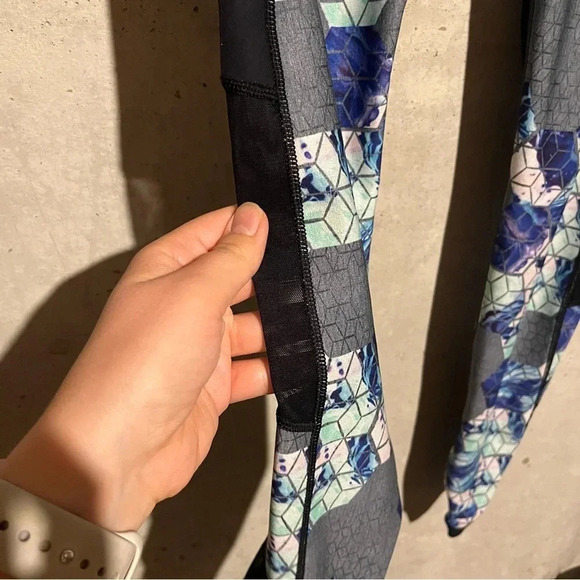 CALIA by Carrie Underwood Size Small Essential Geo Printed Tulip Hem Legging - Picture 4 of 12